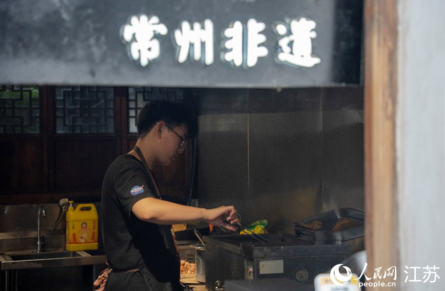 工作人員正在制作常州傳統(tǒng)小吃蝦餅。人民網(wǎng)記者  許崢攝