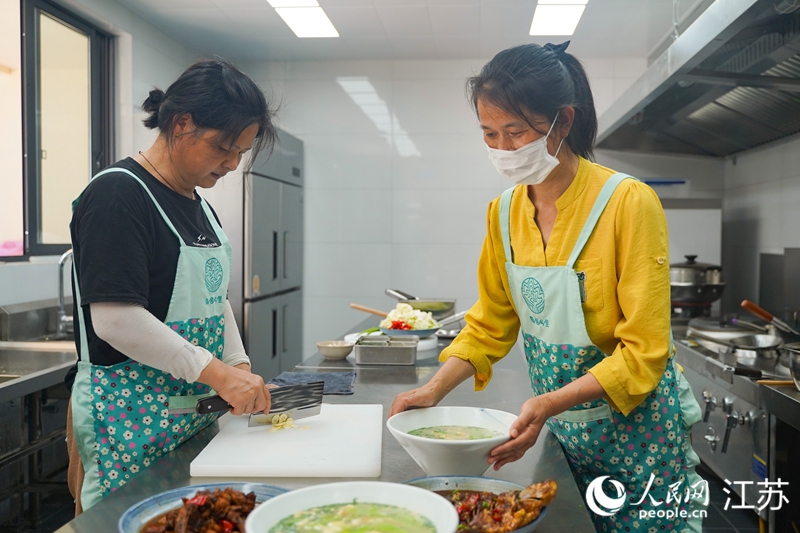 姜下村民宿廚房內(nèi)，村民正在制作本地美食。人民網(wǎng) 郜超攝