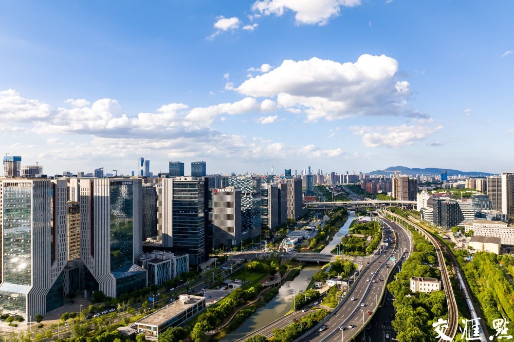 7月28日，南京上空呈現出高顏值的“水晶天”，湛藍如洗的天空中，飄浮著棉花糖一樣的云朵，美不勝收。在藍天白云的映襯下，城市風景宛如一幅精心繪制的畫卷，格外迷人。新華日報·交匯點記者 蔣文超/攝