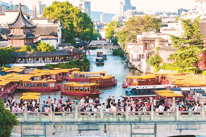 7月28日，南京夫子廟景區(qū)人潮涌動(dòng)。炎炎夏日也不能阻擋人們出游熱情，進(jìn)入暑期后，該景區(qū)旅游熱度持續(xù)升溫，迎來(lái)大量游客。 