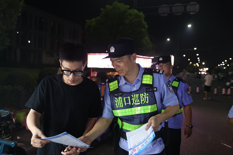 南京市公安局浦口分局警力在轄區(qū)桃園夜市開展巡查宣防。江蘇省公安廳供圖