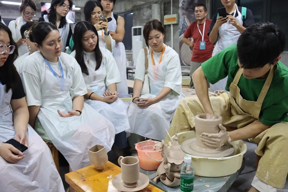 華裔大學(xué)生觀看學(xué)習(xí)陶藝制作。浦口區(qū)委宣傳部供圖