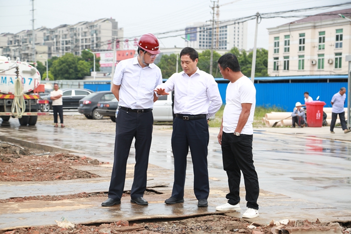 趙建軍在村辦企業(yè)工地辦公。