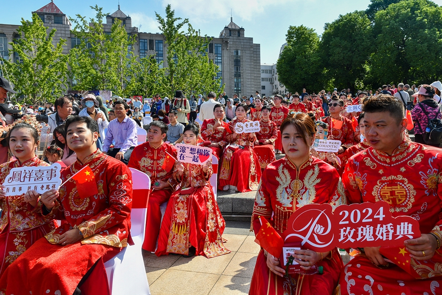 集體婚禮現(xiàn)場(chǎng)。彭常青攝