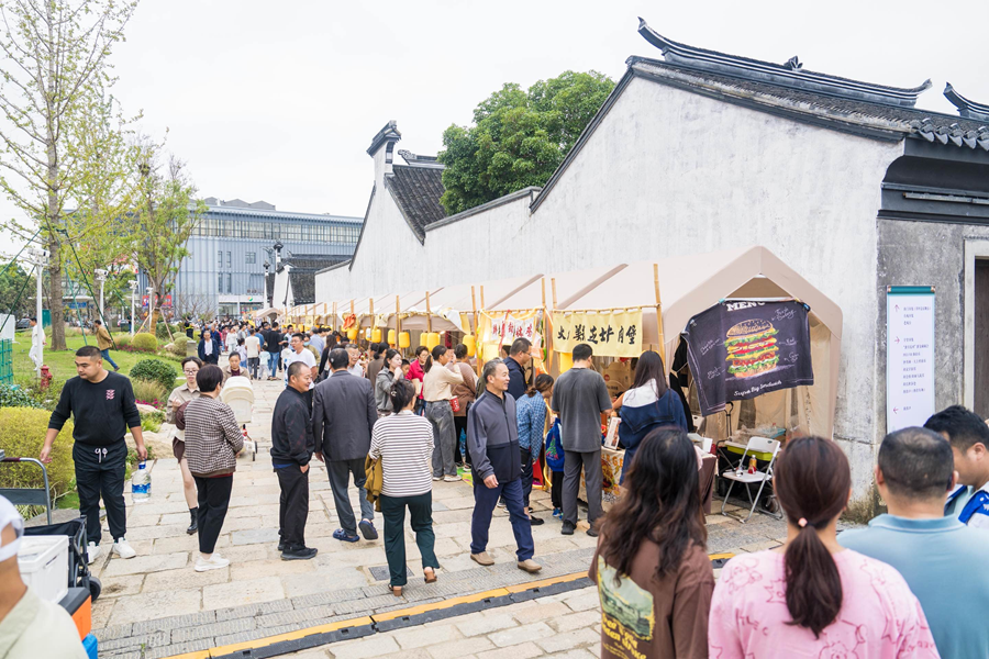 游客逛小吃市集。王鈞超攝