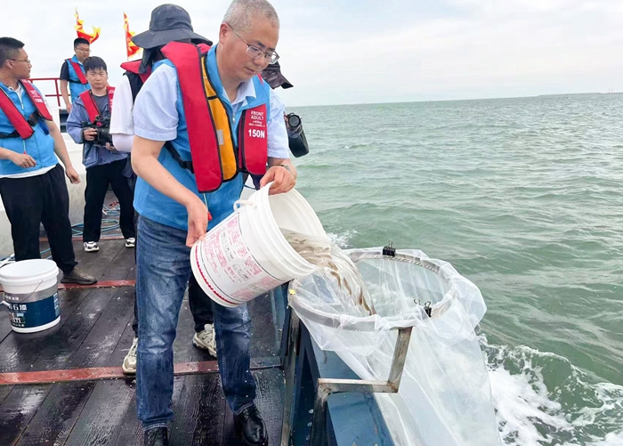 贛榆開展梭子蟹等海洋生物的增殖放流活動。受訪對象提供