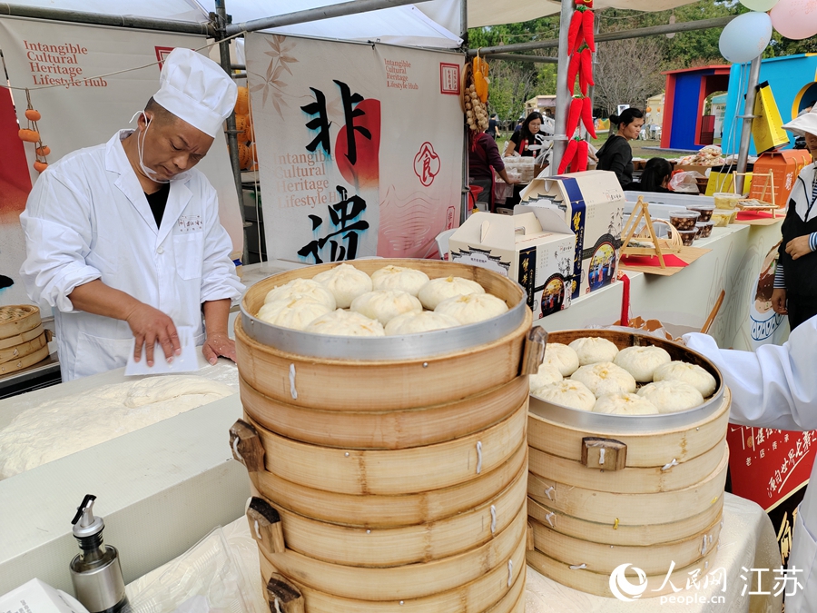 用非遺技藝制作的蟹黃包。人民網(wǎng) 江楠攝