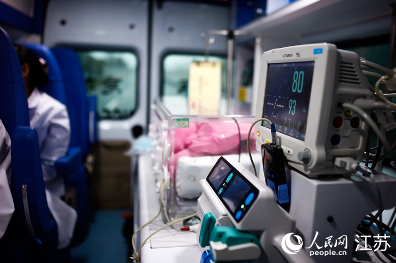 南京市兒童醫(yī)院救護(hù)車配齊ECMO、新生兒呼吸機(jī)等設(shè)備。人民網(wǎng)記者 馬曉波攝