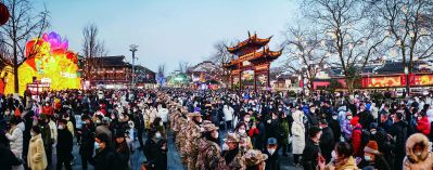 夫子廟景區(qū)游人如織，眾多南京市民和外地游客在此觀光游玩，感受濃濃節(jié)日氣氛。