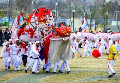 伴隨著陣陣鑼鼓聲，溧水區(qū)駱山村“江南第一大龍”駱山大龍昂首騰躍，在喜慶熱鬧的氛圍中帶來(lái)濃濃年味。