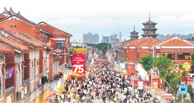 游客在福建省泉州市西街游玩。張九強(qiáng)攝（新華社發(fā)）